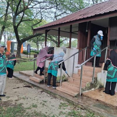 Gotong Royong Membersihkan Musolla Taman Tasik Shah Alam 